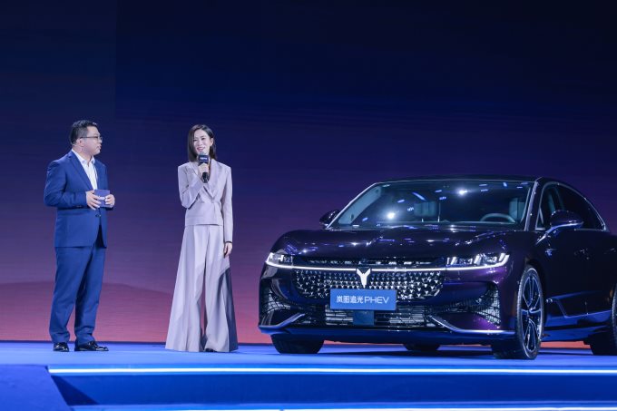 262km超长纯电续航 岚图追光PHEV 25.28万元起上市